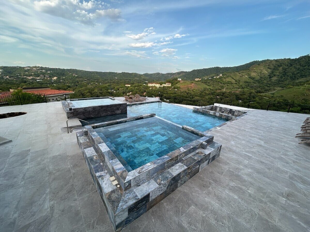 Infinity pool and hot tubs overlooking the hills