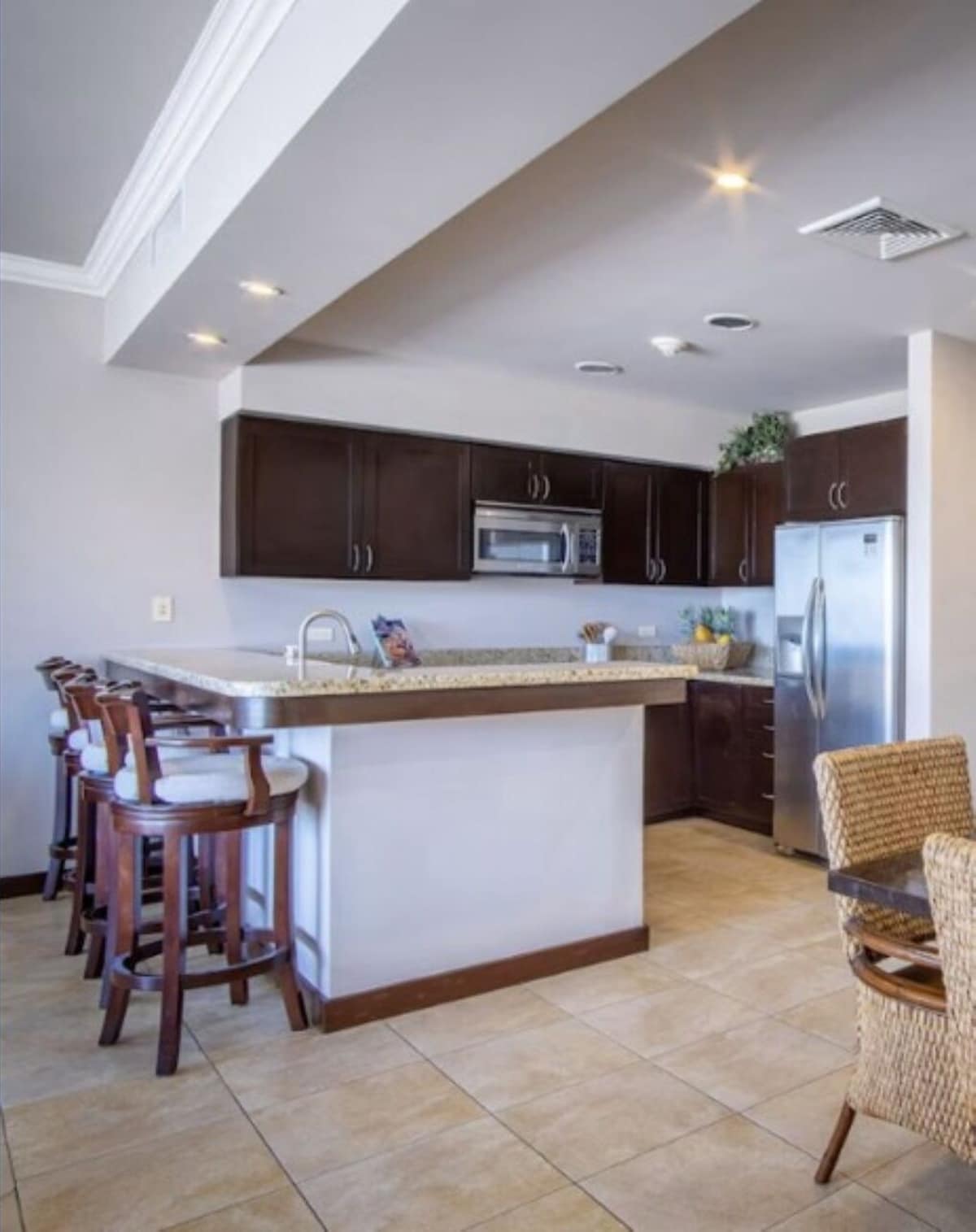 E201 kitchen and breakfast bar